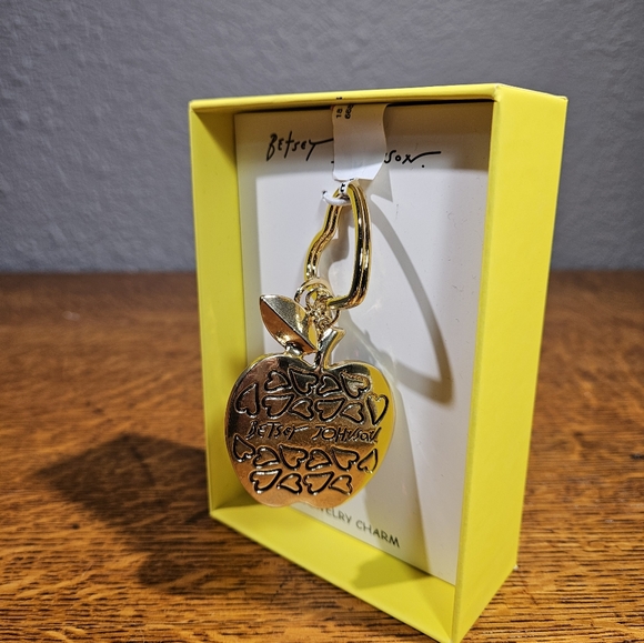 Betsey Johnson Apple Keychain Bagcharm NIB - Picture 3 of 9
